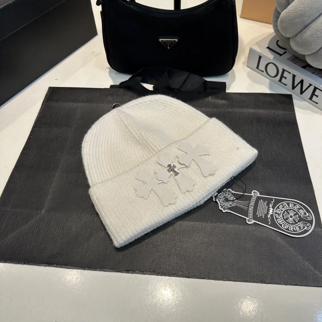 P56 Crow Heart Autumn and Winter Wool Knitted Beanie This must be a favorite of minimalism. It is clean, neat, fashionable and versatile, and will definitely not be picky about your face shape! A fashionable classic that lasts forever! Fashionable black and white can be purchased together